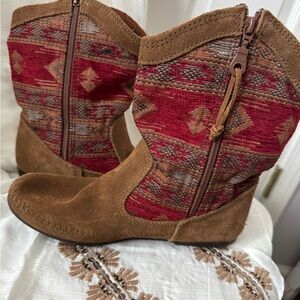 Cool Vintage Minnetonka Brown Suede and Red Pattern Chenille Women's Boots